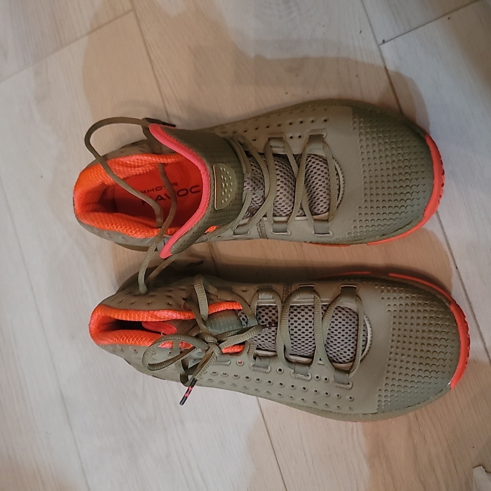 Underarmour basketball midtops green/neon orange like new, men's 10